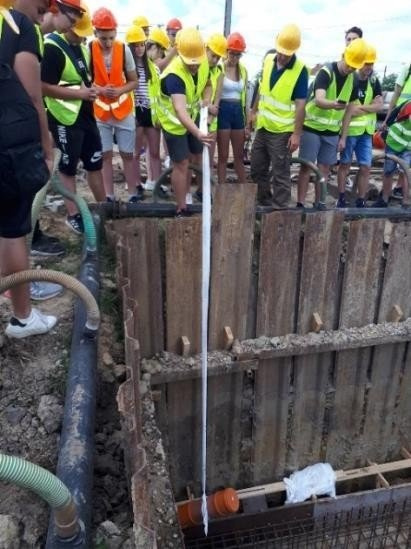Vízműs tanulók a Kétegyházi vasútállomáson