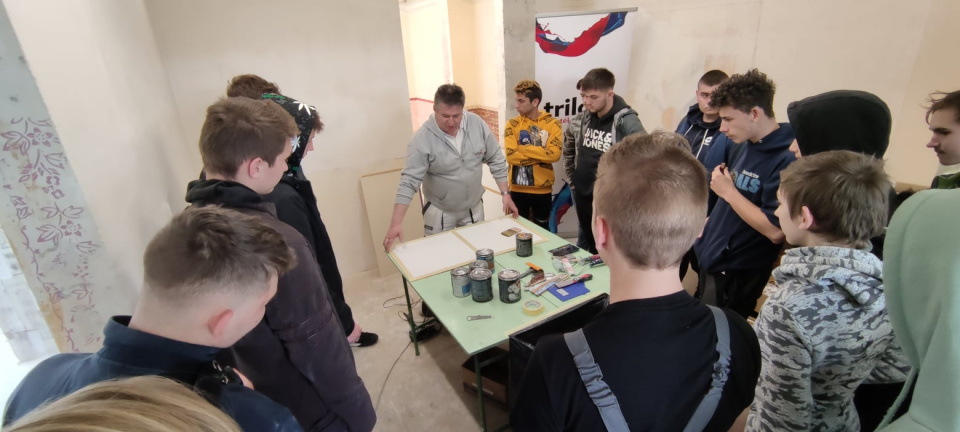 Trilak festő bemutató a Kósban