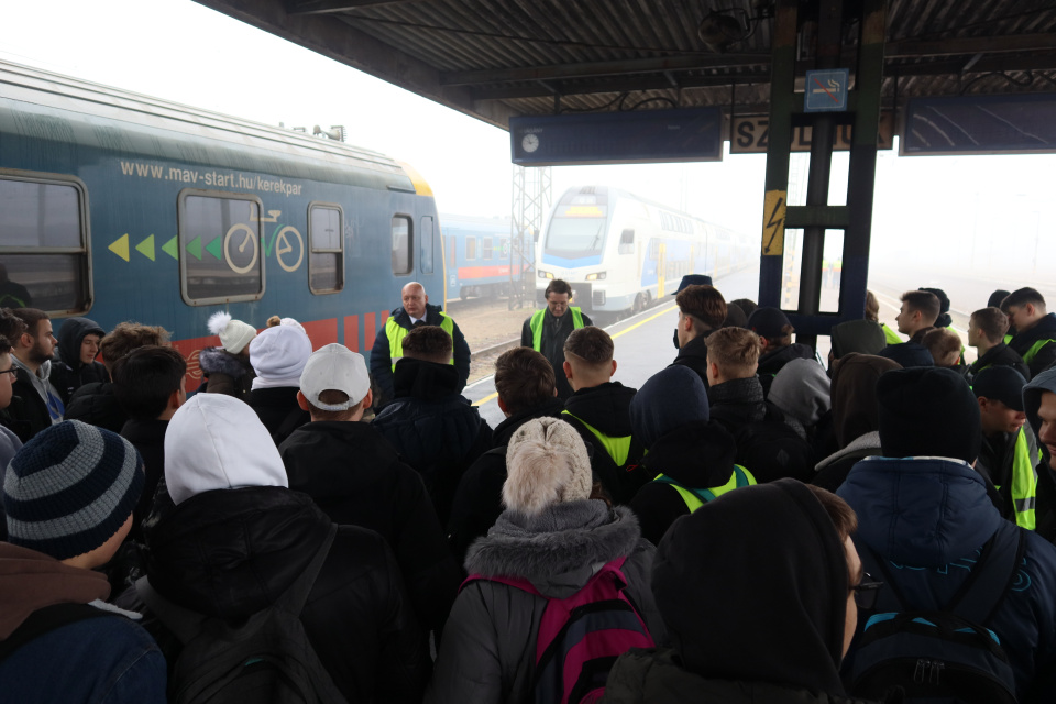 Nemes tanulók a szolnoki vasútállomáson