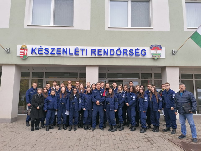 Gészis tanulók Orosházán, a Készenléti Rendőrség bemutatóján