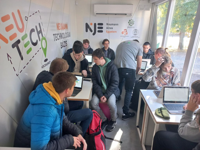Megtekintettük a Neumann János Egyetem (NJE) Neutech utazó digitális innovációs konténerét